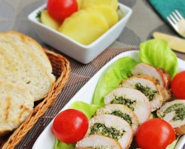 Rulada din piept de pui marinat, cu branza si spanac Rulada din piept de pui marinat, cu branza si spanac