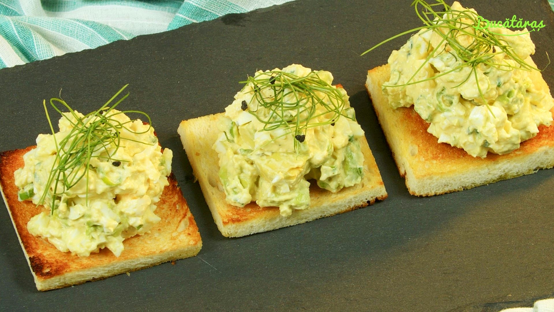 Salată de ouă cu avocado și iaurt – Rețeta rapidă și gustoasă