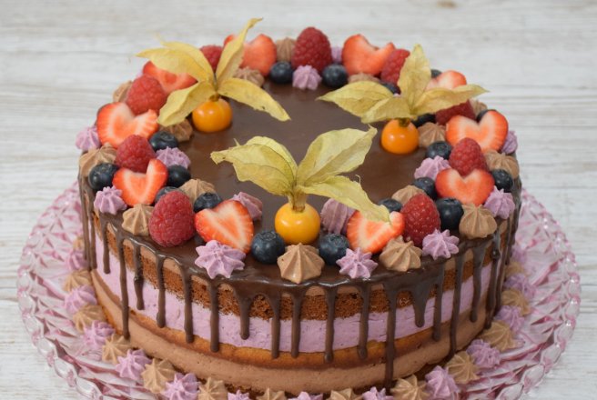 Tort cu mure si ciocolata – Deliciu festiv cu fructe