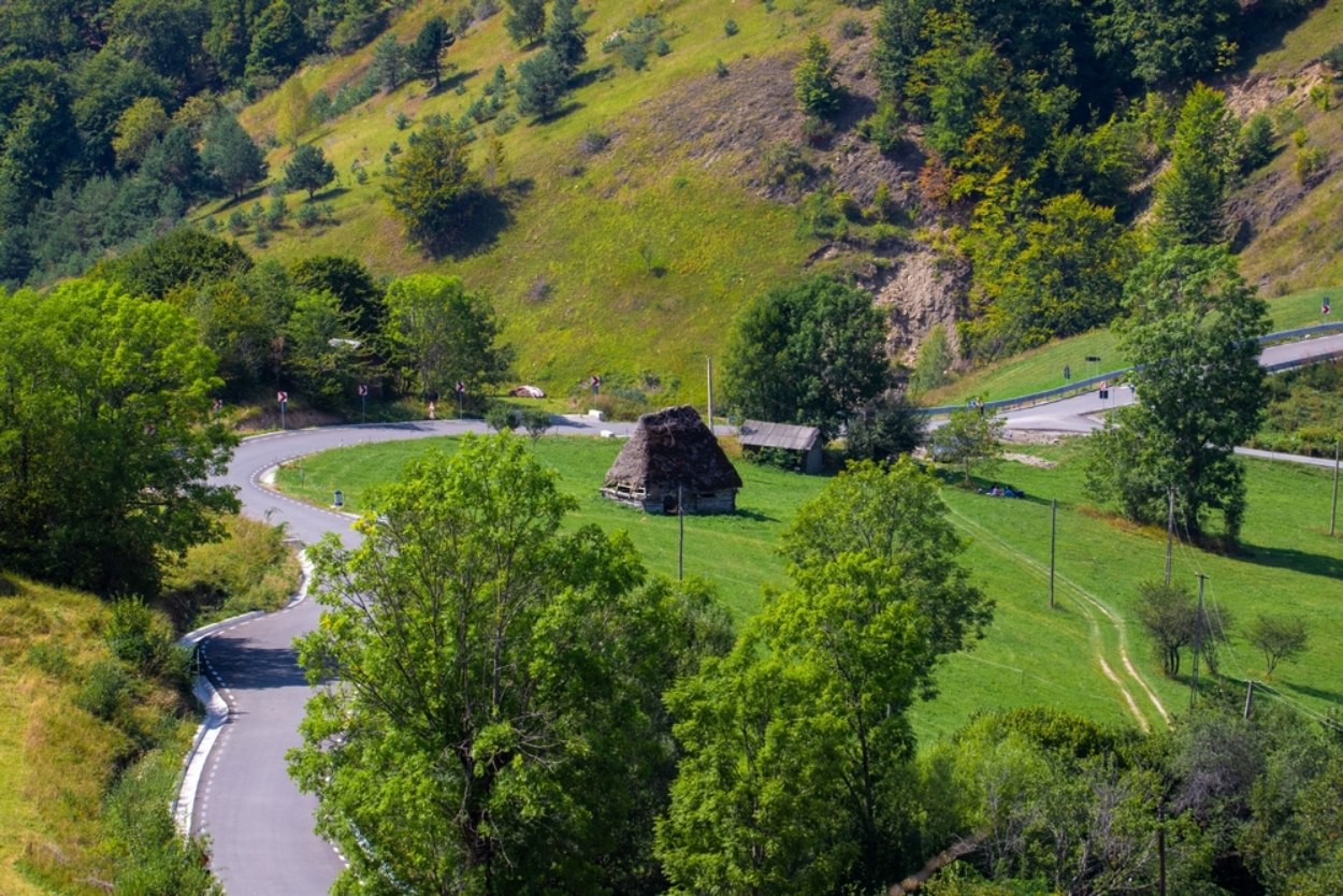 Traseul din România care a fascinat turiștii: „Cel mai frumos drum pe care am fost”. Este ideal pentru cicliști și motocicliști, cu peisaje de vis și mănăstiri vechi de secole