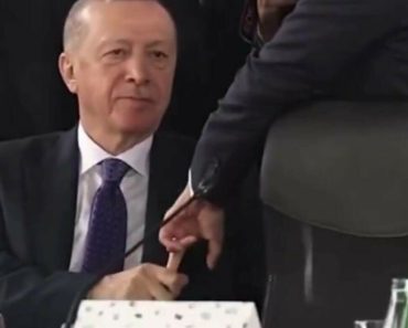 Gestul neobișnuit făcut de Erdogan când s-a întâlnit cu Macron. Momentul a creat controverse. VIDEO