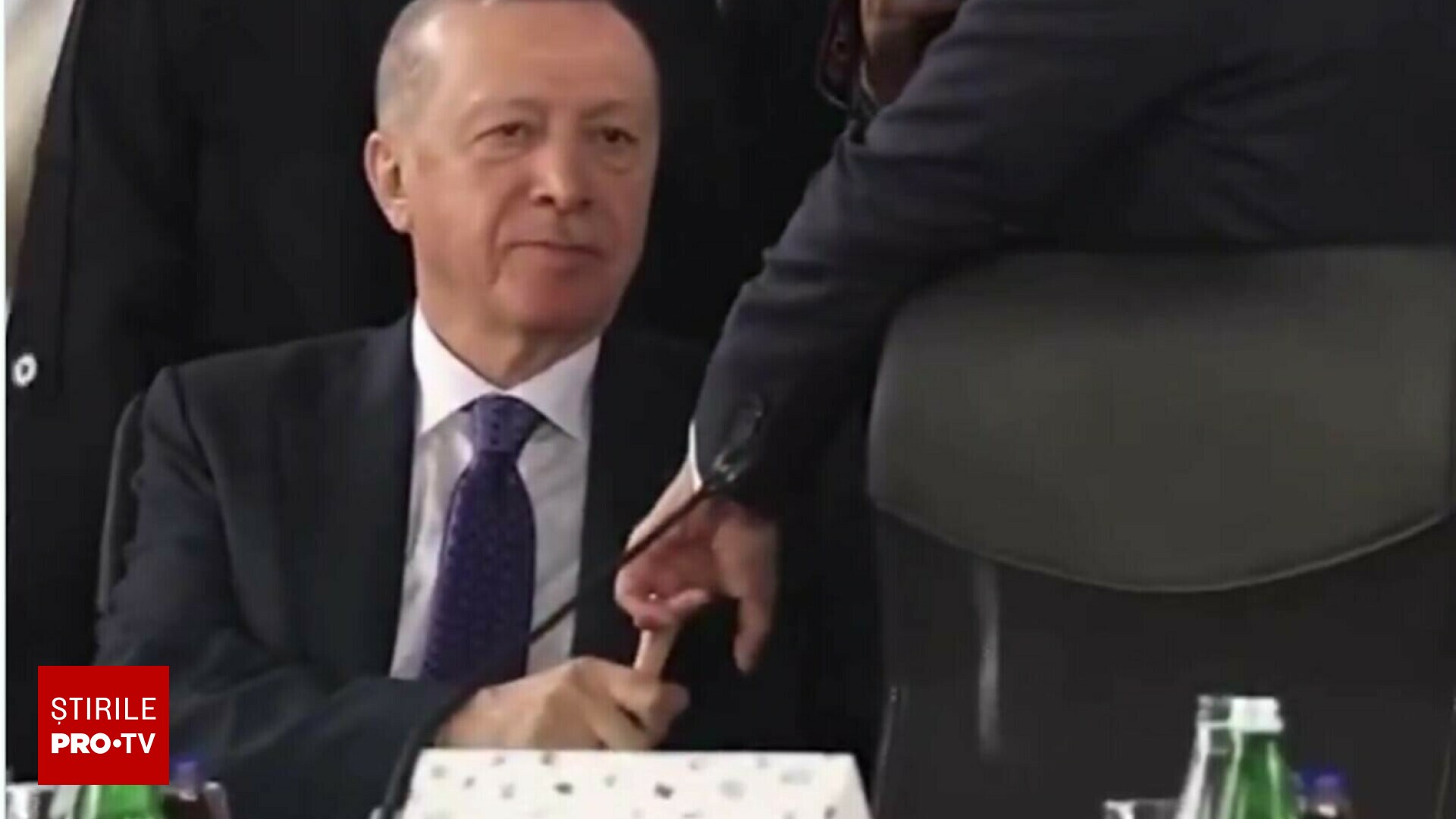 Gestul neobișnuit făcut de Erdogan când s-a întâlnit cu Macron. Momentul a creat controverse. VIDEO