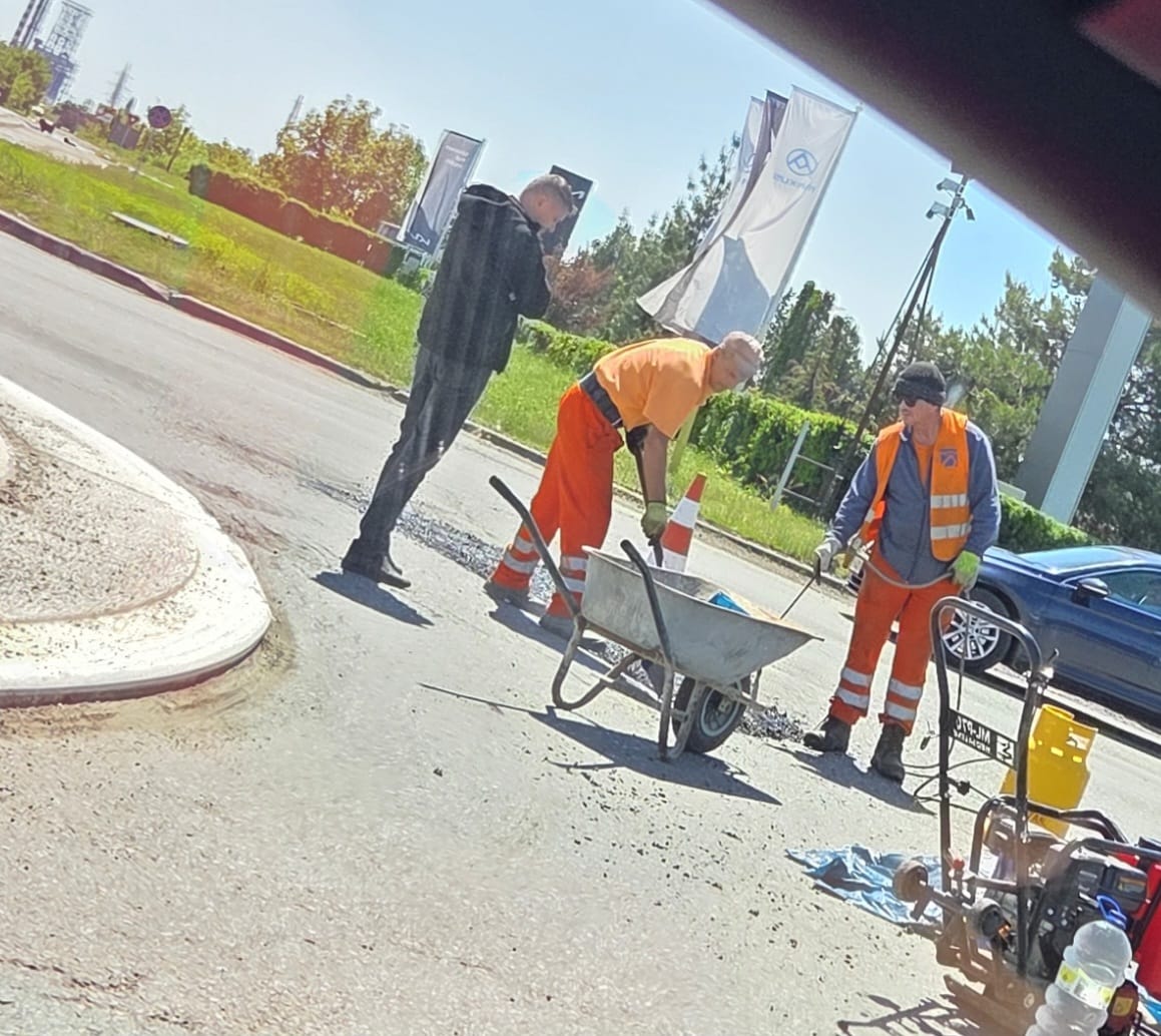 Minune! Se astupă craterul din giratoriul de la ieșirea din Ploiești spre Centura de Est