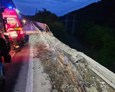 FOTO: Un TIR a căzut într-o râpă de 130 de metri la Sinaia