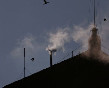 BREAKING/ Fum alb la Vatican. A fost ales noul Papă