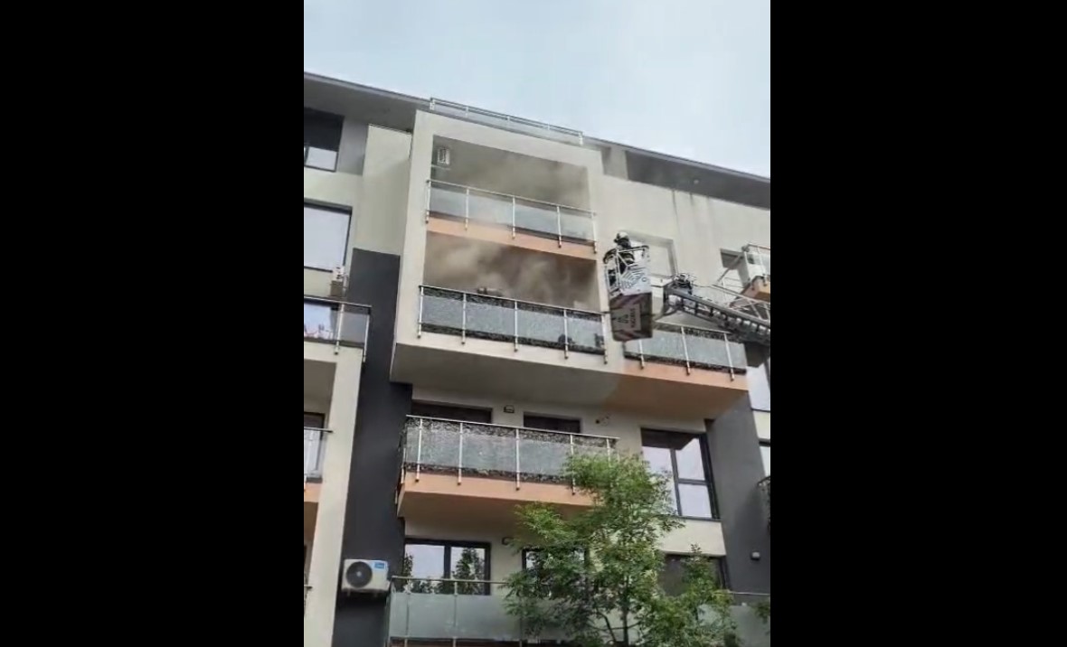 UPDATE: Imagini de la incendiul din Ploiești. Pompierii au evacuat cinci locatari. Cauza incendiului UPDATE: Imagini de la incendiul din Ploiești. Pompierii au evacuat cinci locatari. Cauza incendiului