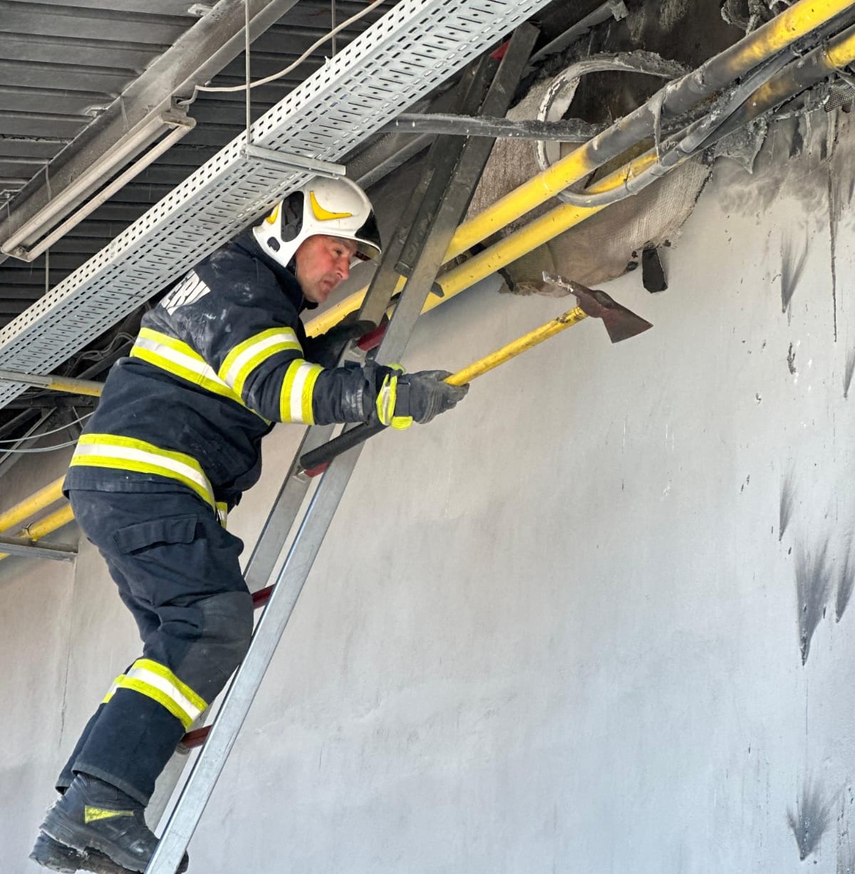 Incendiu la un centru comercial din Ploiești. Persoanele aflate în interior au reușit să iasă din magazin