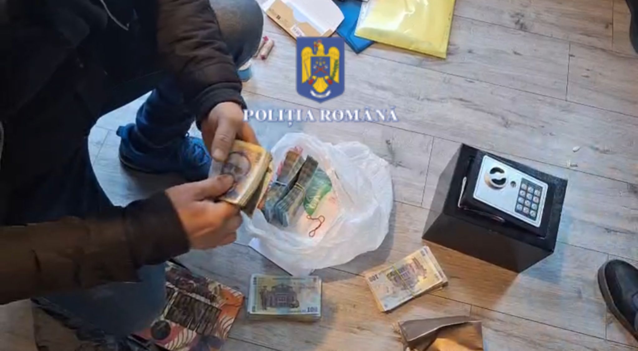 VIDEO: Un șofer al unei firme de curierat a furat colete de 70.000 de euro. Percheziții în Prahova