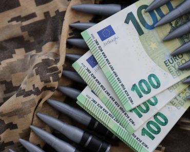 Ucraina, aflată în profundă criză economică, anunță că nu va plăti banii datorați deținătorilor de titluri de stat