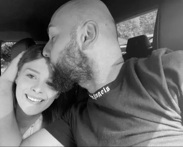 Teodora Marcu e condusă astăzi pe ultimul drum. Soțul ei, Alex, de-abia se mai ține pe picioare lângă sicriu Teodora Marcu e condusă astăzi pe ultimul drum. Soțul ei, Alex, de-abia se mai ține pe picioare lângă sicriu