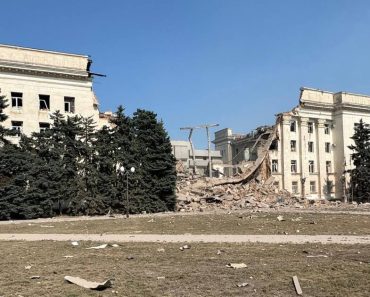 „Creaturi complet bolnave”. Reacția lui Zelenski după ce Rusia a doborât cu bombe clădirea administraţiei din Herson