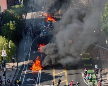 Proteste violente în Los Angeles. 700 de pușcași marini ar putea fi trimiși pe străzi. Trump, dat în judecată de statul California