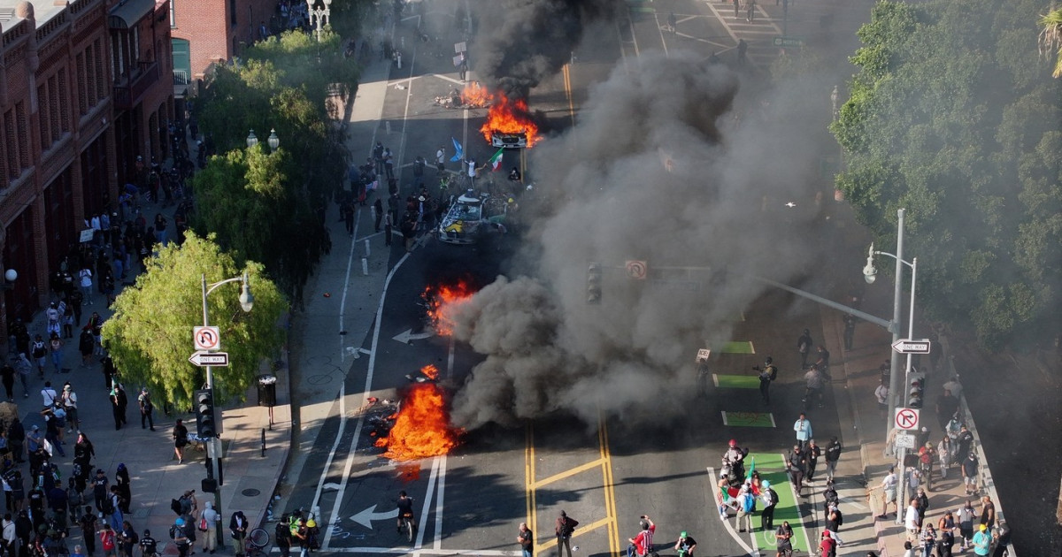 Proteste violente în Los Angeles. 700 de pușcași marini ar putea fi trimiși pe străzi. Trump, dat în judecată de statul California