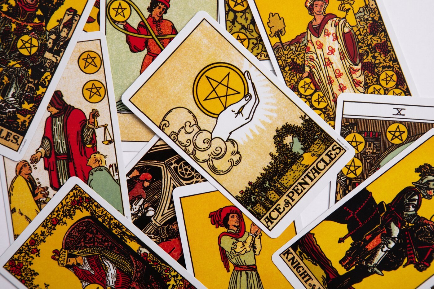 Tarot zodii luna iulie. Un nativ scapă de necazuri, altul începe o nouă viață. Peste cine se revarsă norocul?