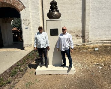 Bustul lui Vlad Țepeș, amplasat la Mănăstirea Comana – Monumentul cu numărul 270 al SMV Ploiești, în cadrul proiectului „Dimensiunea europeană a lui Vlad Țepeș”