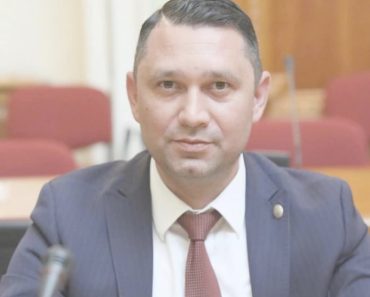 Deputatul PSD Prahova Bogdan Toader vine în sprijinul elevilor de clasa a III-a de la „Caragiale”. „Nu se poate ca acești copii să fie mutați la program de după amiază” Deputatul PSD Prahova Bogdan Toader vine în sprijinul elevilor de clasa a III-a de la „Caragiale”. „Nu se poate ca acești copii să fie mutați la program de după amiază”