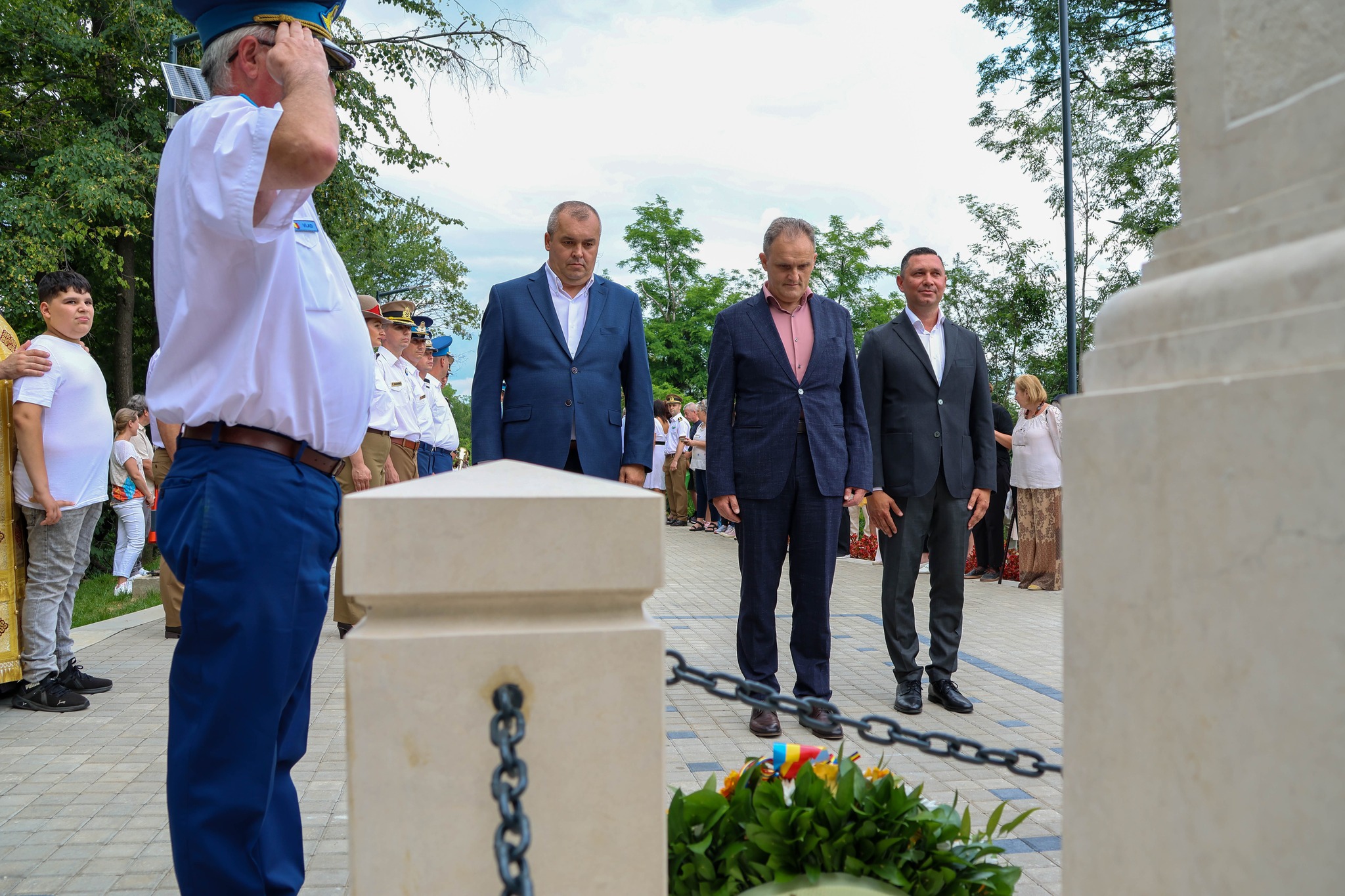 Președinte CJ Prahova, Virgil Nanu, la Monumentul Eroilor de la Cornu: „Refacem o punte între generații” Președinte CJ Prahova, Virgil Nanu, la Monumentul Eroilor de la Cornu: „Refacem o punte între generații”