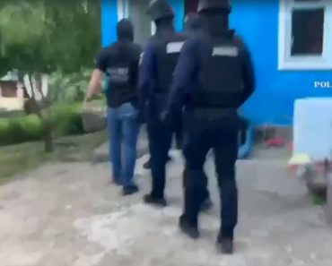 VIDEO: Percheziții în Prahova, după spargerea unei case