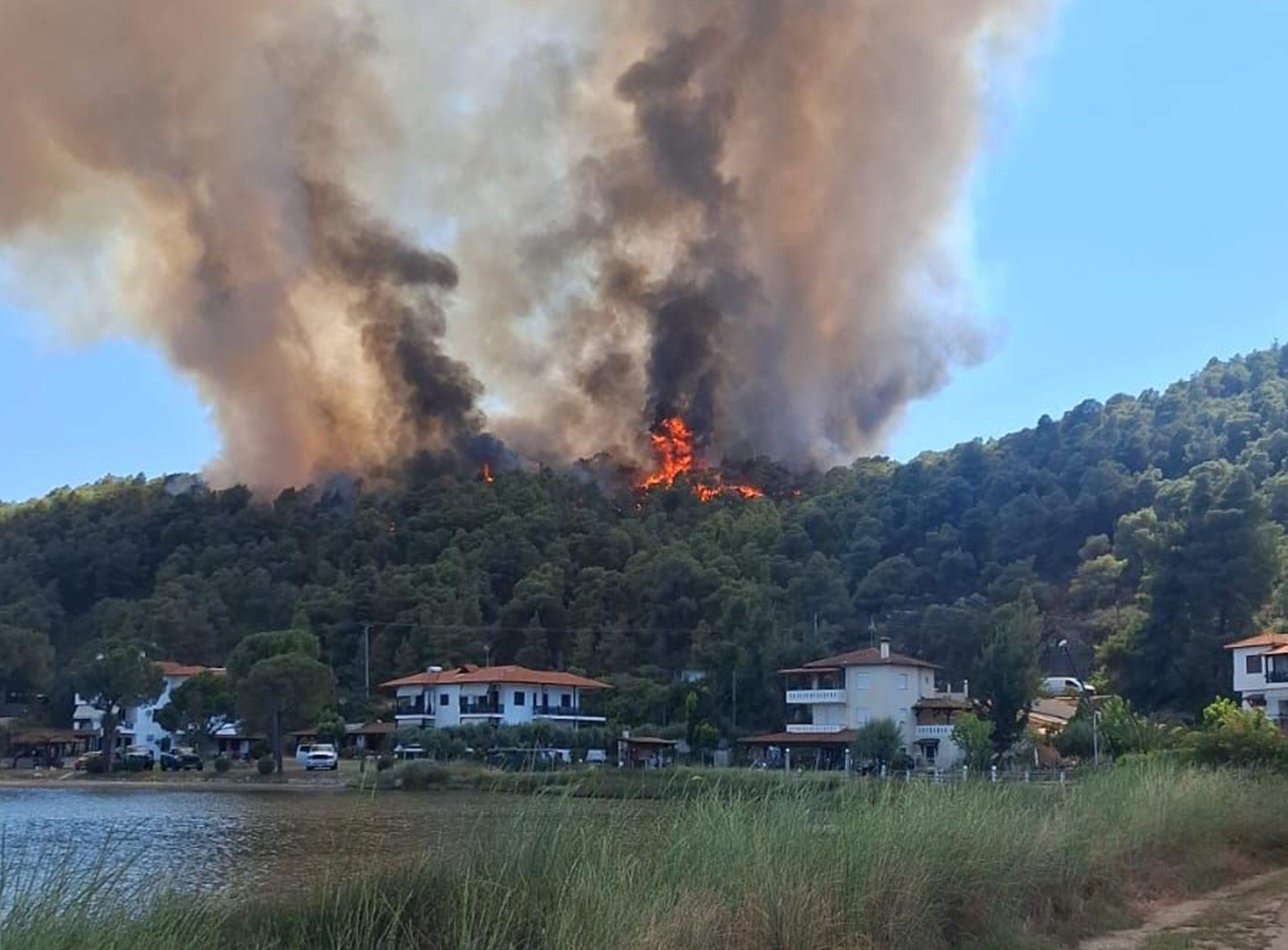 Grecii evacuează în masă turiștii din Creta și Sithonia. Români surprinși de foc în Vourvourou: „Am fugit!”. VIDEO