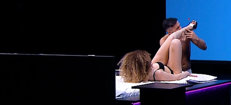Dezvăluiri picante în pat la „Undressed”: „Pur și simplu, îmi place ca partenerul meu să îmi pupe picioarele”
