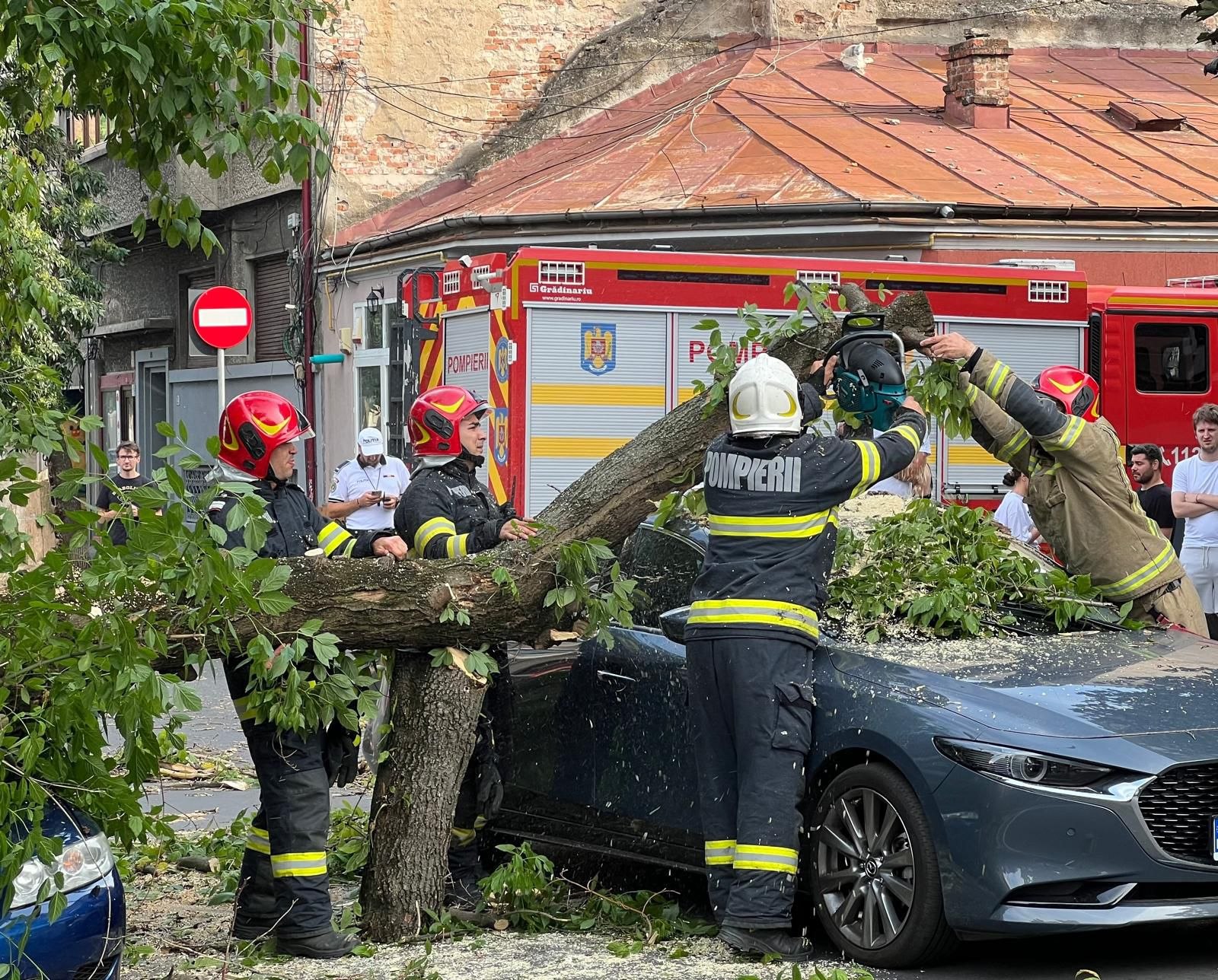 Furtuna a făcut ravagii în București! O femeie a fost ucisă în propria locuință, după ce fragmente din acoperișul unui bloc din Otopeni au fost smulse de vânt