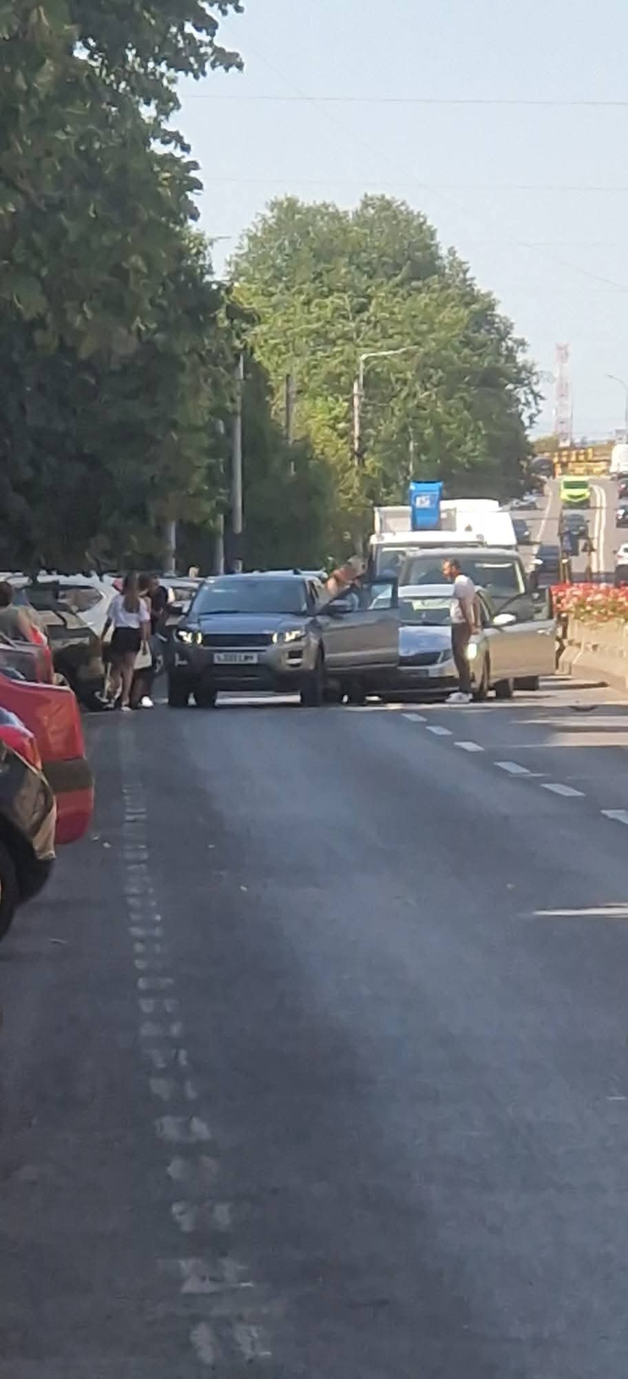 Accident în Bariera București. Două mașini implicate, trafic îngreunat