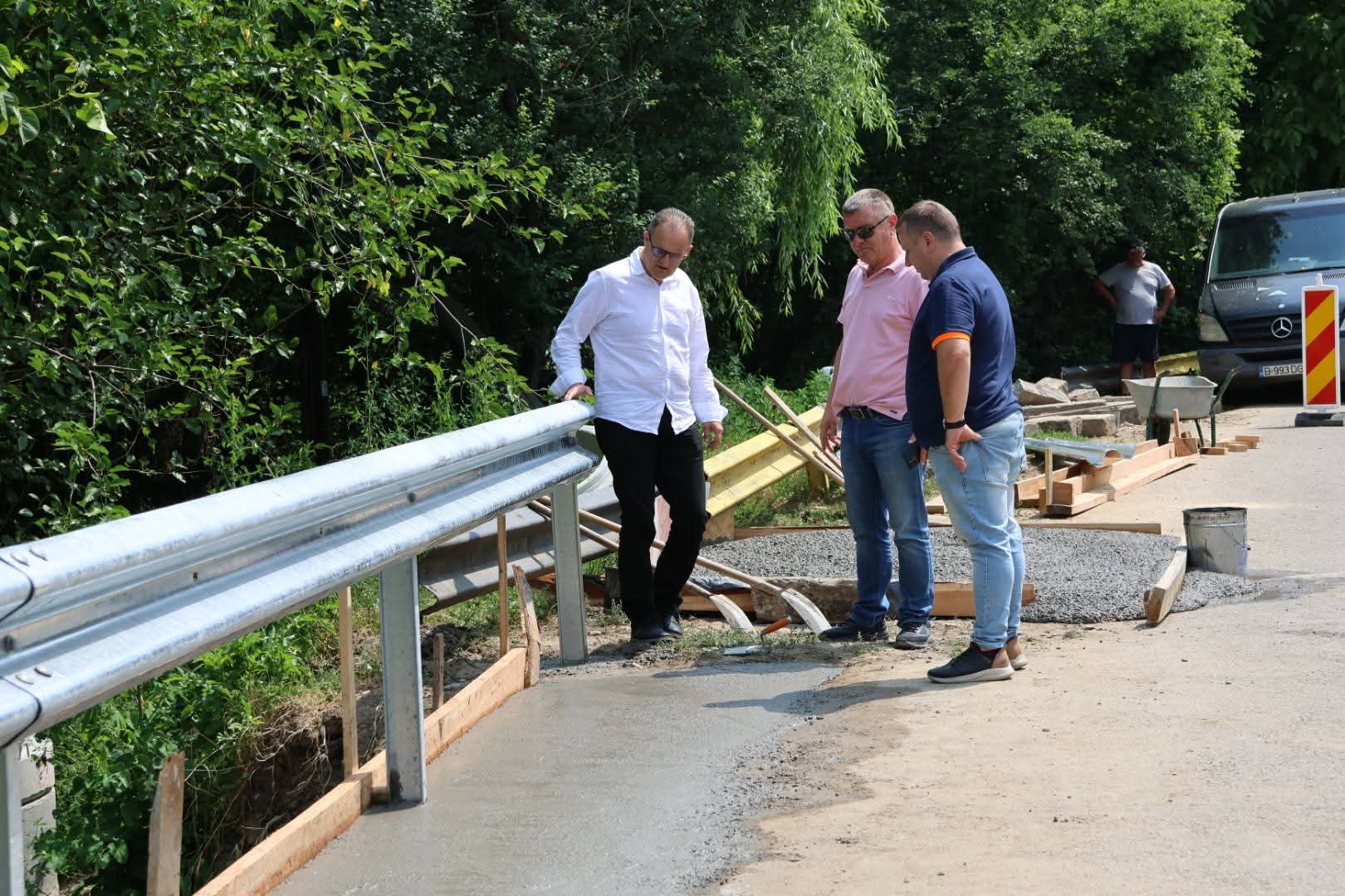 Nanu a verificat lucrările de refacere a podului de la Ceptura: „Echipele CJ au lucrat continuu, traficul va fi reluat în scurt timp”