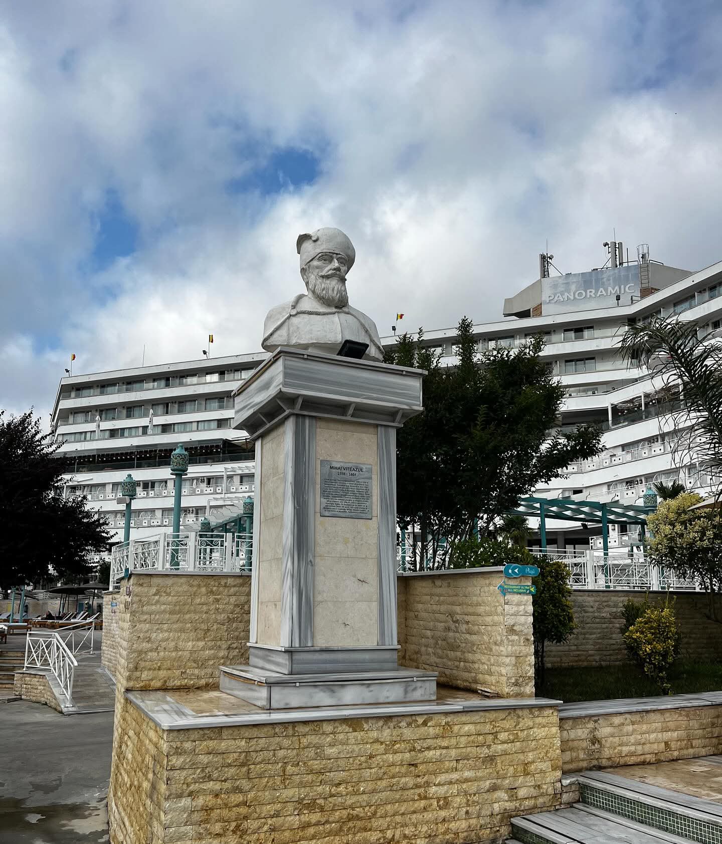 Străinii ne dau lecții de recunoștință și patriotism/ La Olimp, un hotelier libanez cinstește istoria și spiritul românesc: tricolorul și busturi ale personalităților de seamă, amplasate vizibil, în jurul hotelului