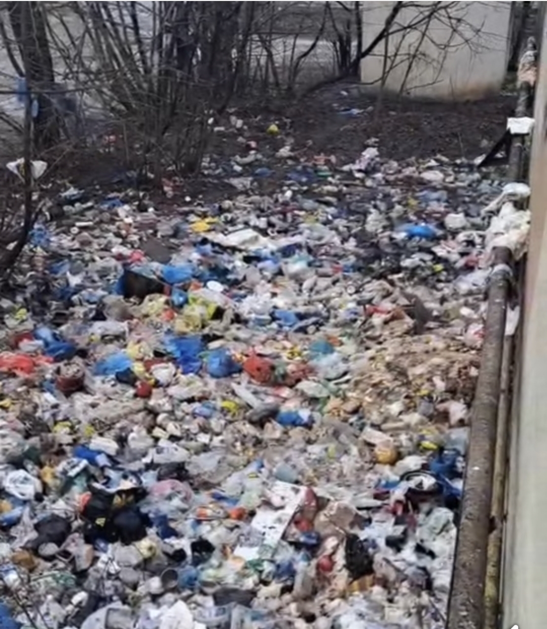 Imagini horror, la blocul Fero, din Mihai Bravu. Primarul Polițeanu amenință cu evacuarea chiriașii care își bat joc de locuințele sociale Imagini horror, la blocul Fero, din Mihai Bravu. Primarul Polițeanu amenință cu evacuarea chiriașii care își bat joc de locuințele sociale