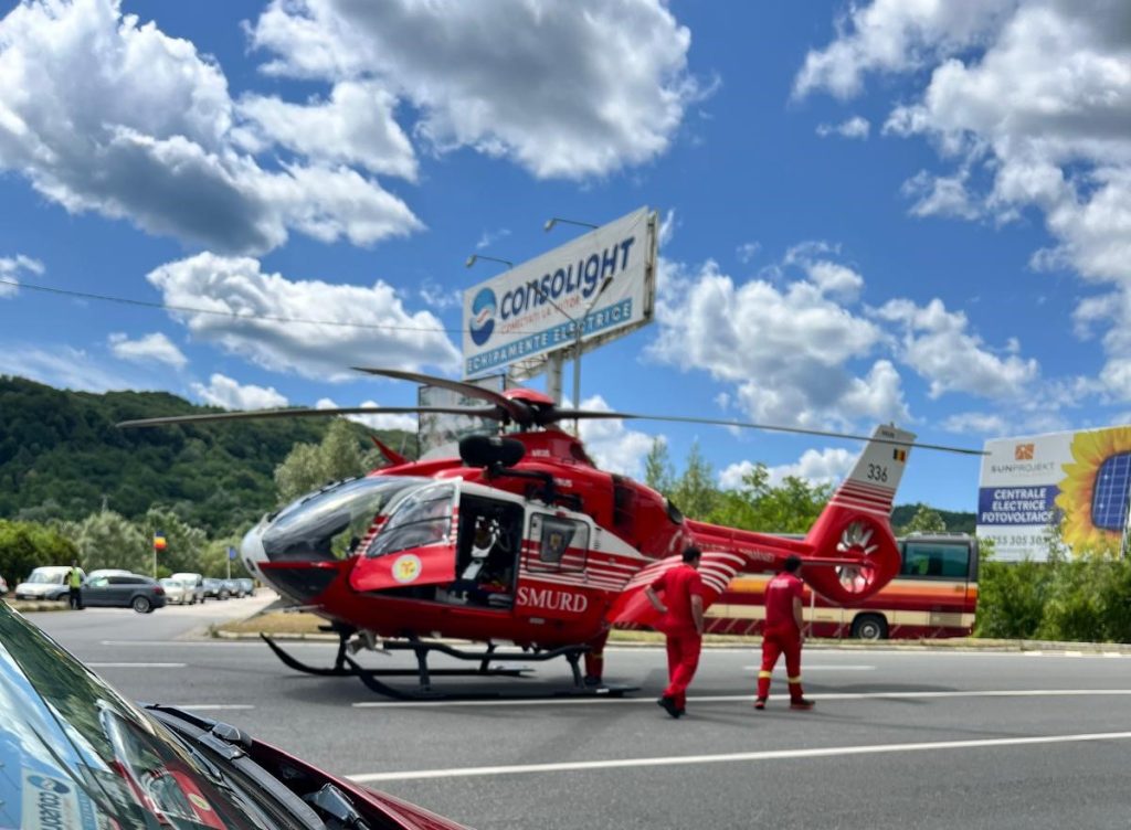 Accident grav la Cocorăștii Colț. Două autoutilitare implicate, intervine din nou elicopterul SMURD