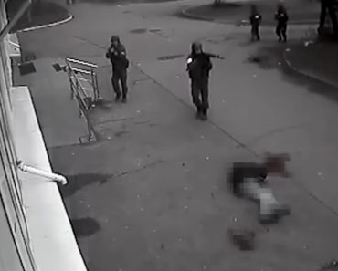 Momentul în care un civil din Bucea este executat în stradă de către ruși. Urmează jefuirea unui magazin. Vladimir Putin: „Provocări”