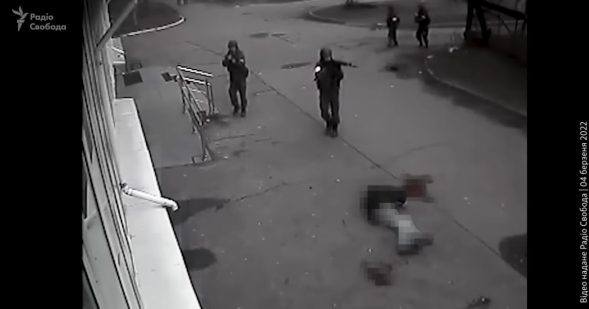 Momentul în care un civil din Bucea este executat în stradă de către ruși. Urmează jefuirea unui magazin. Vladimir Putin: „Provocări”