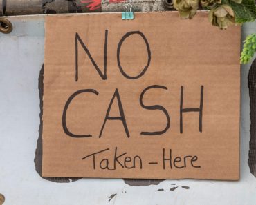 O țară unde „banii cash fac legea” și cei mai mulți oameni nu au cont bancar ar putea fi primul stat din lume care interzice bancnotele