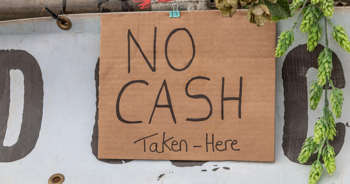 O țară unde „banii cash fac legea” și cei mai mulți oameni nu au cont bancar ar putea fi primul stat din lume care interzice bancnotele