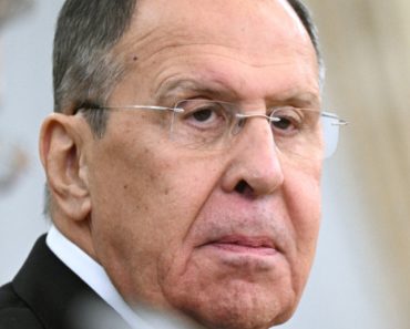 Cum îi sfidează ministrul rus de Externe pe americani, înainte de întâlnirea din Alaska. Mesajul afișat pe îmbrăcămintea lui Lavrov