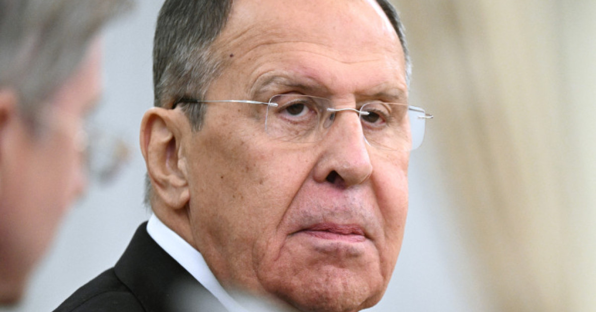 Cum îi sfidează ministrul rus de Externe pe americani, înainte de întâlnirea din Alaska. Mesajul afișat pe îmbrăcămintea lui Lavrov