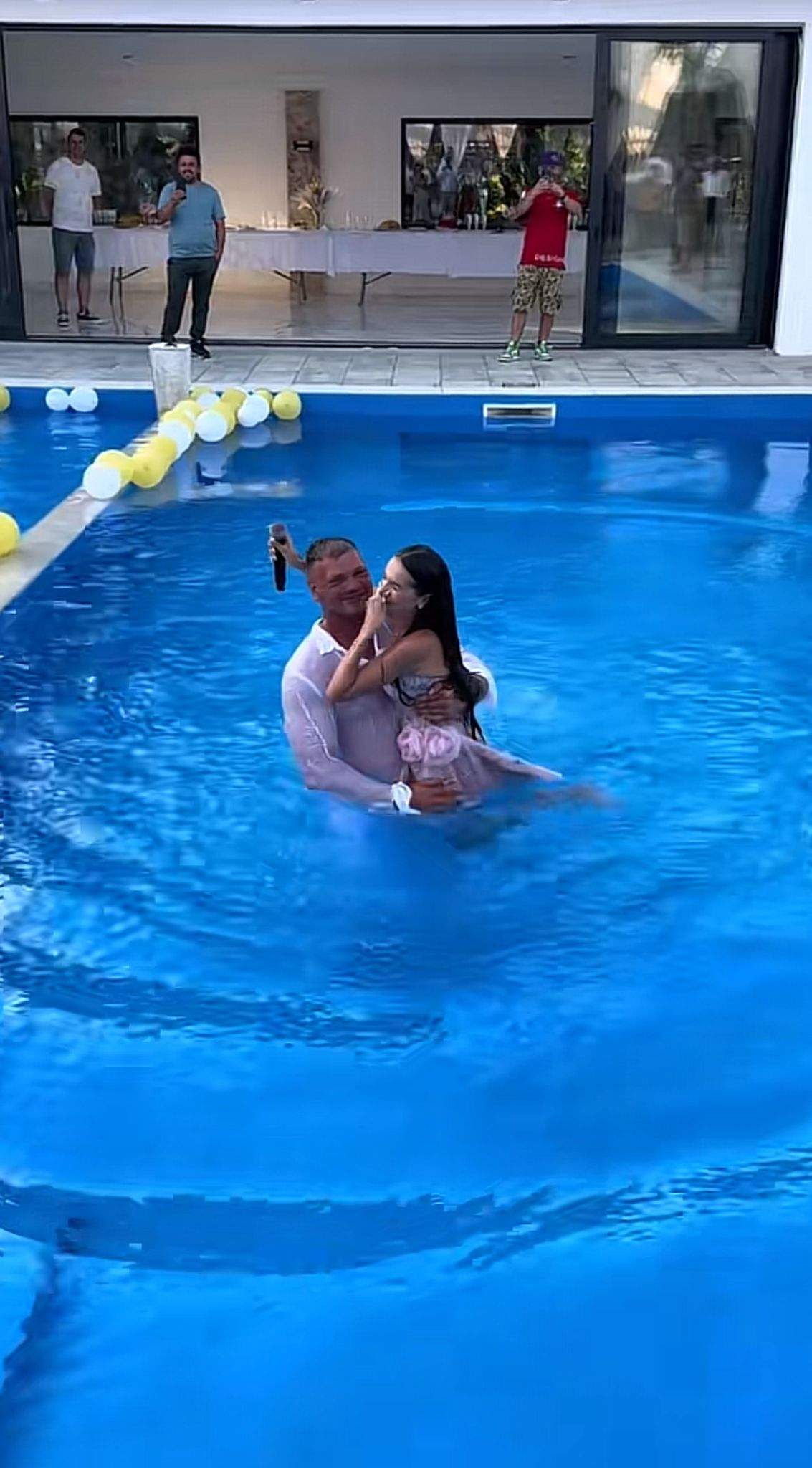 Georgiana Lobonț a fost luată în brațe și aruncată în piscină la un eveniment, în timp ce cântă: ”Îmi pare îndrăgostit domnul”. Cum a reacționat artista | FOTO Georgiana Lobonț a fost luată în brațe și aruncată în piscină la un eveniment, în timp ce cântă: ”Îmi pare îndrăgostit domnul”. Cum a reacționat artista | FOTO