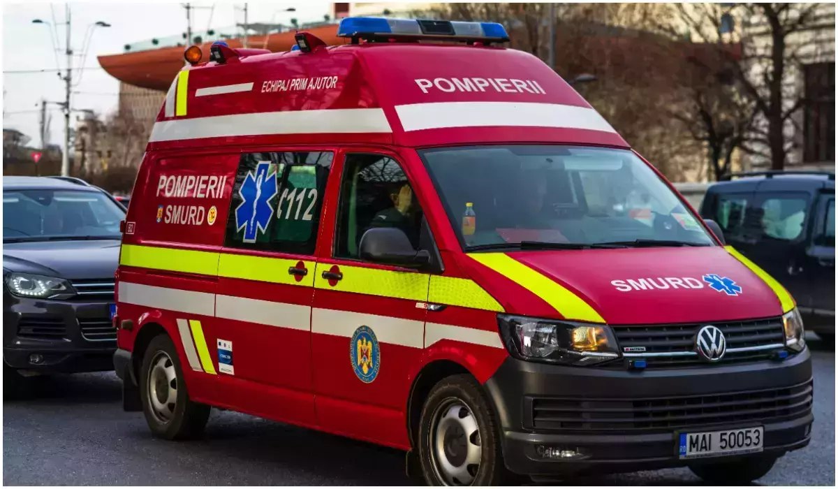 O adolescentă a fost grav rănită după ce a căzut de la etaj. Se pare că ar fi confundat geamul dormitorului cu ușa, după o ceartă cu mama ei