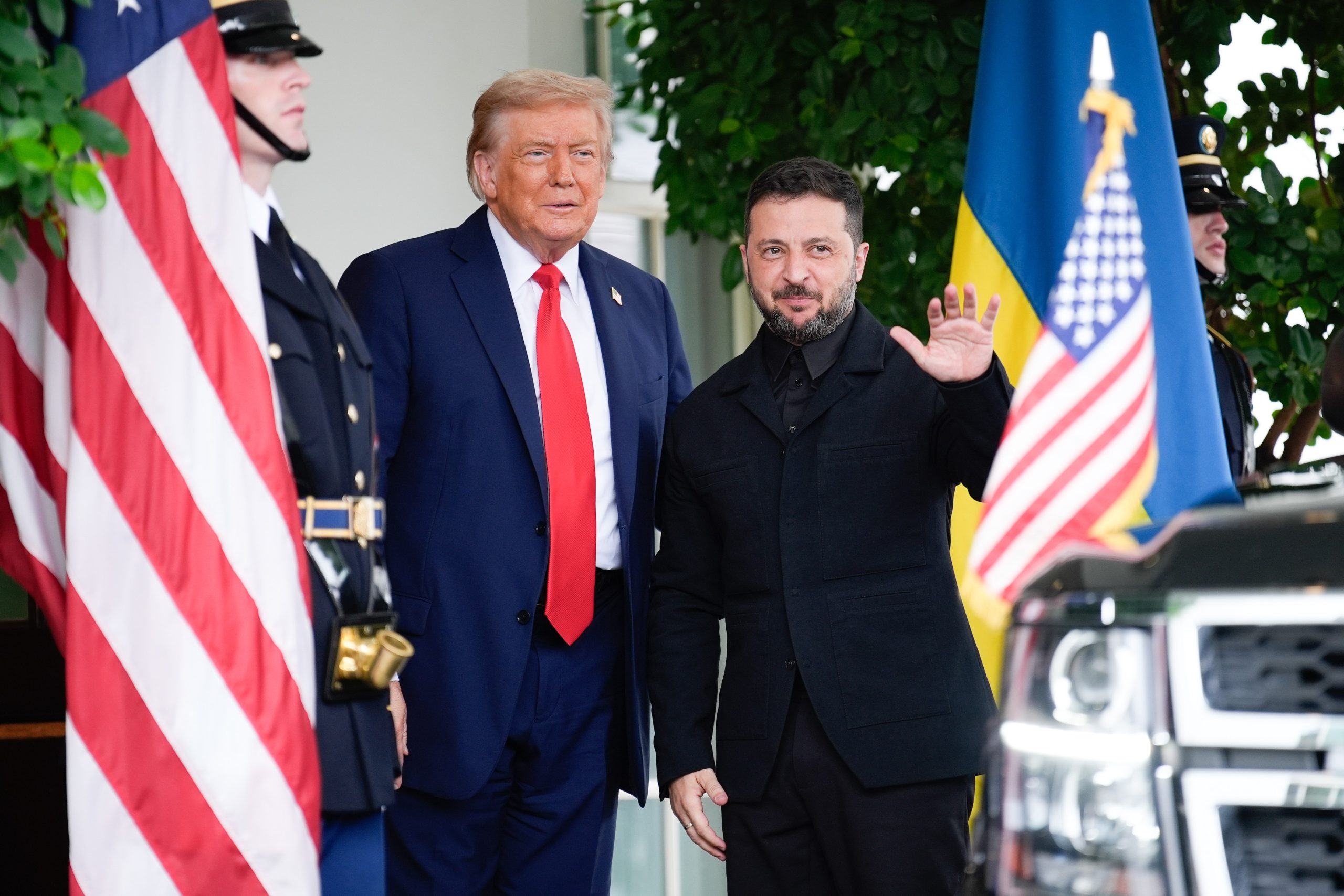 Propunerea-surpriză a lui Zelenski pentru Trump: Cumpără armament de 100 de miliarde, dar cere securitate garantată