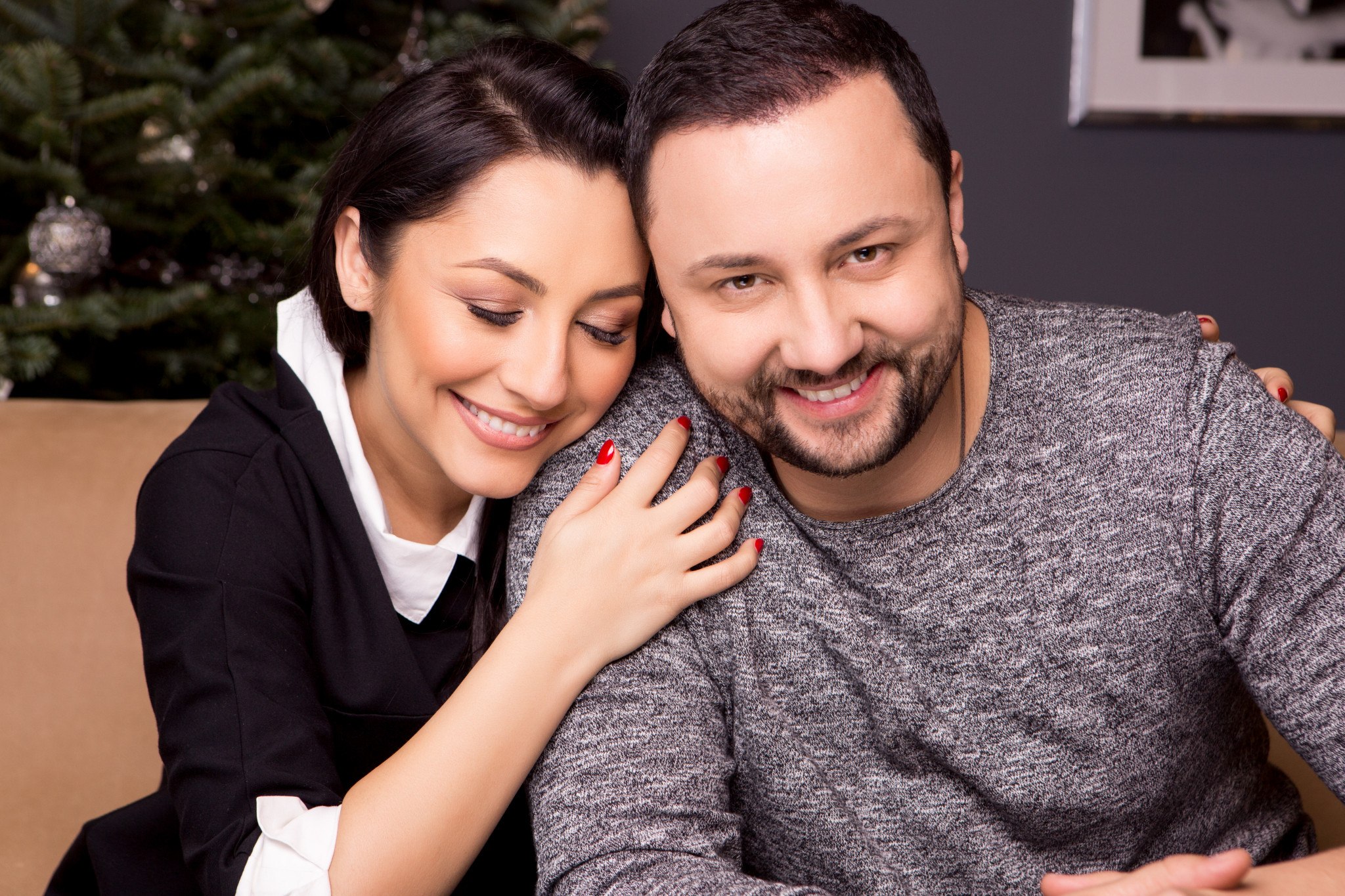 Andra și Cătălin Măruță, terorizați de un bărbat care ar fi obsedat de îndrăgita artista. Cele două vedete au cerut ordin de protecție Andra și Cătălin Măruță, terorizați de un bărbat care ar fi obsedat de îndrăgita artista. Cele două vedete au cerut ordin de protecție