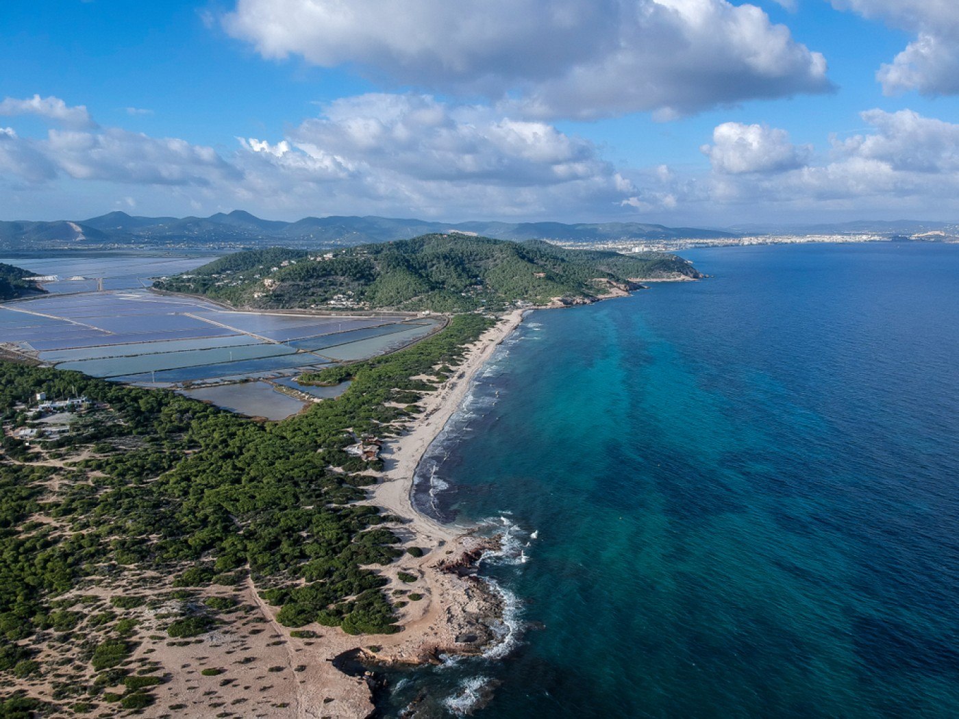 Insula superbă din Europa unde sute de localnici au ajuns să trăiască în rulote și corturi. Cât costă chiria în această destinație de vacanță