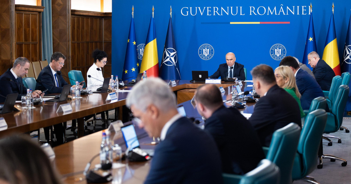 Guvernul Bolojan taie din privilegii: cum arată ordonanța de urgență care blochează transferurile și cumulul pensie-salariu