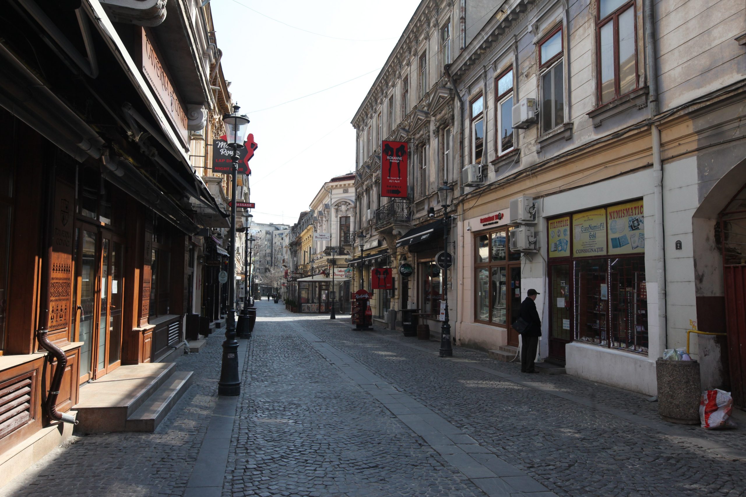 Alertă în Centrul Vechi. Un bărbat a fost prins de poliție după ce a tras de șase ori cu pistolul spre o terasă frecventată de bucureșteni Alertă în Centrul Vechi. Un bărbat a fost prins de poliție după ce a tras de șase ori cu pistolul spre o terasă frecventată de bucureșteni
