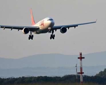 Un avion plin cu ruși a aterizat de urgență în Estonia, după un atac cu drone. Pasagerii, obligați să rămână la bord
