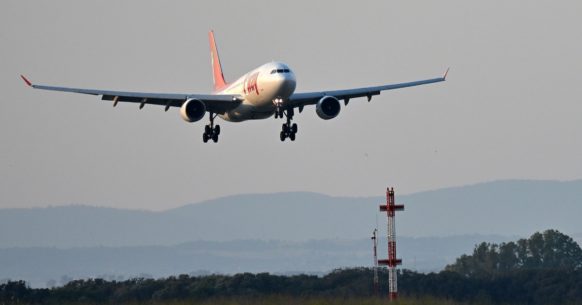 Un avion plin cu ruși a aterizat de urgență în Estonia, după un atac cu drone. Pasagerii, obligați să rămână la bord