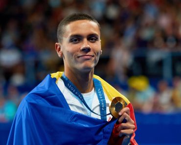 Gestul făcut de David Popovici într-un restaurant din Sibiu i-a lăsat pe angajați fără cuvinte Gestul făcut de David Popovici într-un restaurant din Sibiu i-a lăsat pe angajați fără cuvinte
