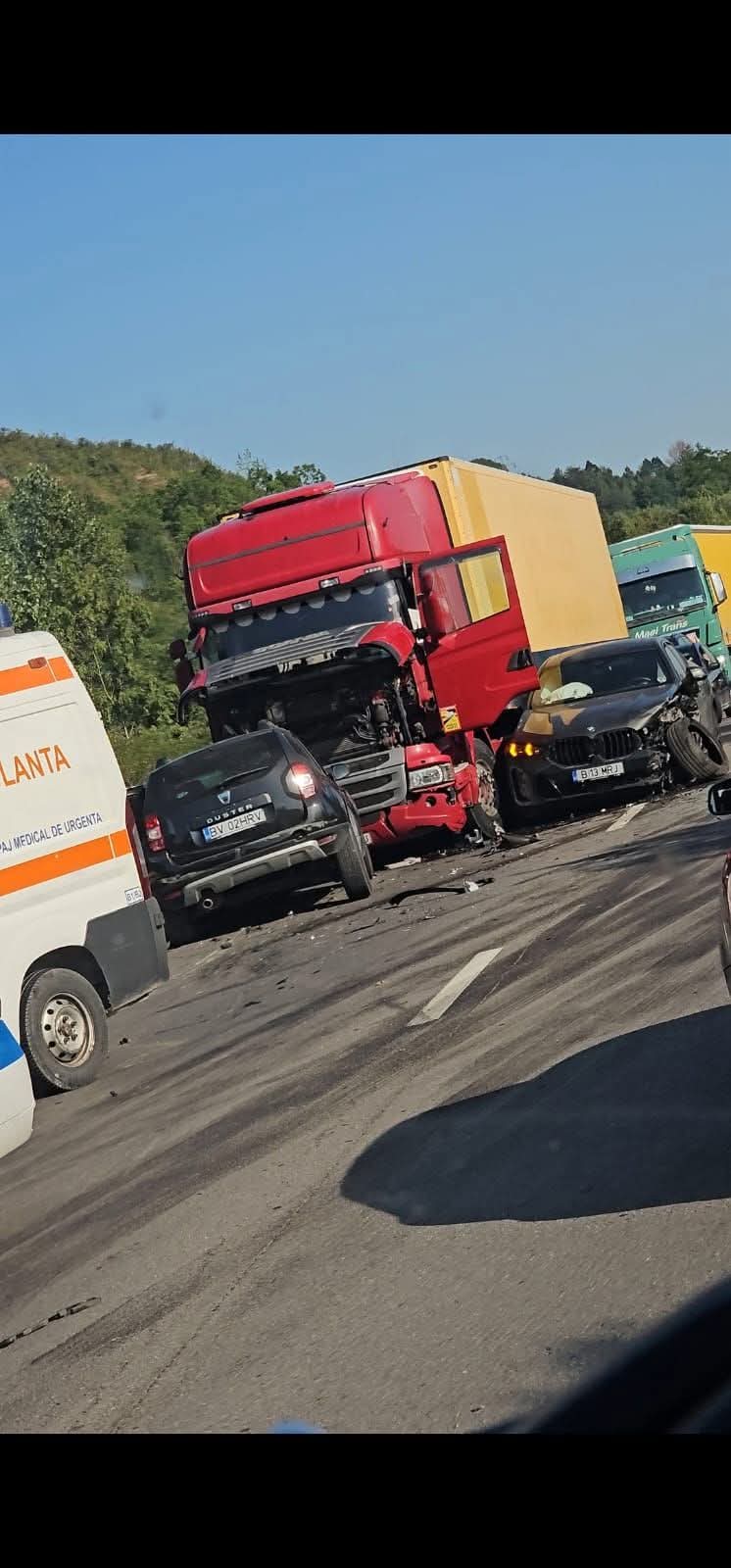 Accident grav la Comarnic. Coliziune puternică între un TIR si două autoturisme