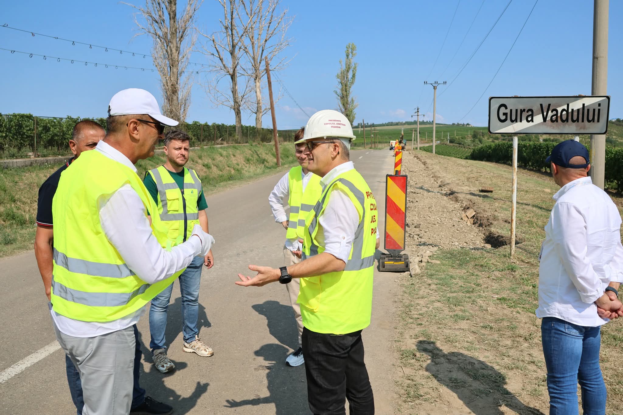 Virgil Nanu, pe teren la cel mai mare proiect de mobilitate verde din Prahova: „Drumul lui Bachus” prinde viteză Virgil Nanu, pe teren la cel mai mare proiect de mobilitate verde din Prahova: „Drumul lui Bachus” prinde viteză