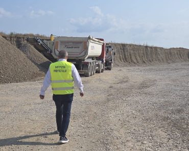 Prefectura Prahova continuă lupta cu mafia balastierelor ilegale: Amenzi de 70.000 lei după controlul inopinat din Târgșoru Vechi Prefectura Prahova continuă lupta cu mafia balastierelor ilegale: Amenzi de 70.000 lei după controlul inopinat din Târgșoru Vechi