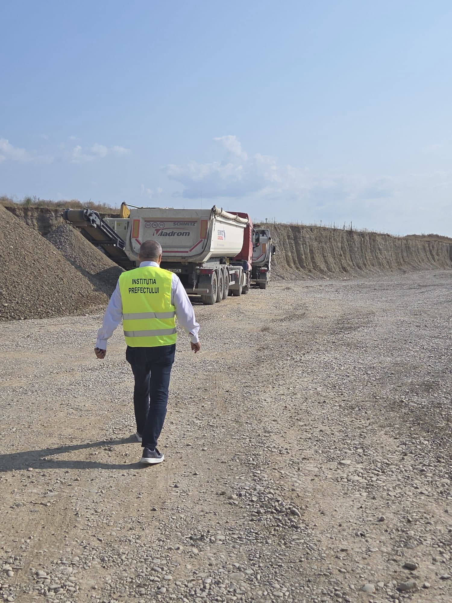 Prefectura Prahova continuă lupta cu mafia balastierelor ilegale: Amenzi de 70.000 lei după controlul inopinat din Târgșoru Vechi Prefectura Prahova continuă lupta cu mafia balastierelor ilegale: Amenzi de 70.000 lei după controlul inopinat din Târgșoru Vechi